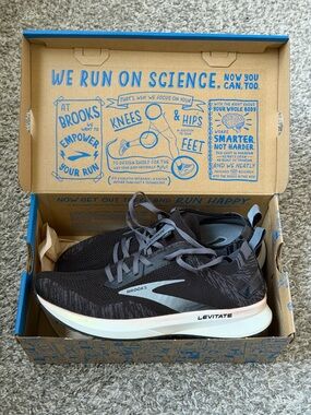 Brooks Women’s Levitate 4 Size 9 Black/White/Pearl